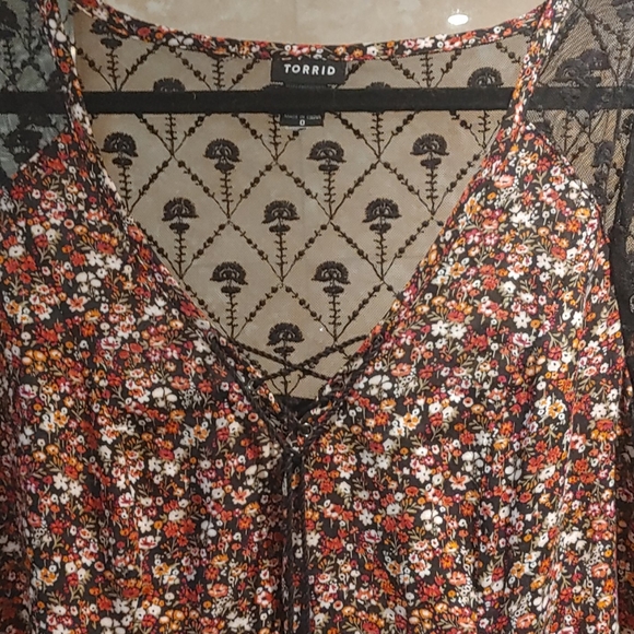 Torrid swing blouse criss cross neck & sheer arms - Picture 2 of 4